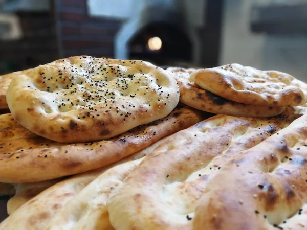 Fırından taze ve sıcak ekmek.