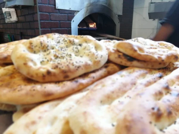 Fırından taze ve sıcak ekmek.