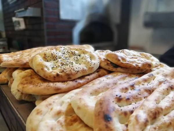 Fırından taze ve sıcak ekmek.