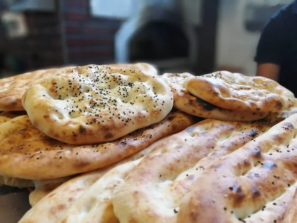 Fırından taze ve sıcak ekmek.