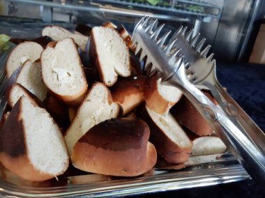 Fırından taze ve sıcak ekmek.