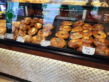 Fırından taze ve sıcak ekmek.