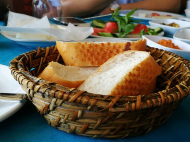 Fırından taze ve sıcak ekmek.