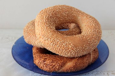 Sıcak ve taze susamlı simit.
