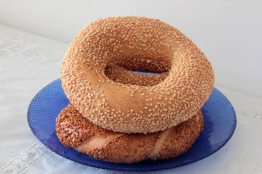 Sıcak ve taze susamlı simit.