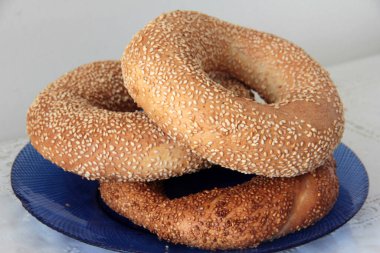 Sıcak ve taze susamlı simit.