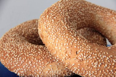 Sıcak ve taze susamlı simit.