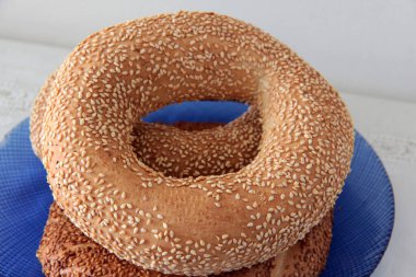 Sıcak ve taze susamlı simit.