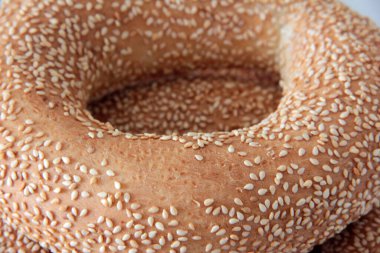 Sıcak ve taze susamlı simit.