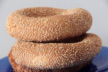 Sıcak ve taze susamlı simit.