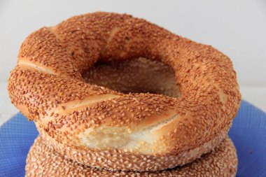 Sıcak ve taze susamlı simit.