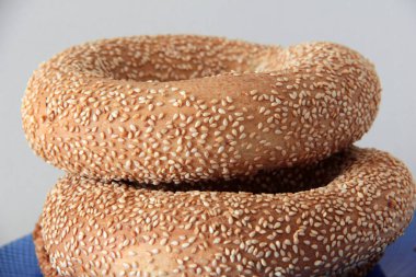 Sıcak ve taze susamlı simit.