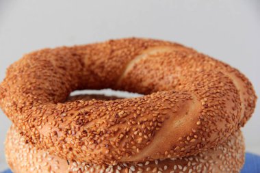 Sıcak ve taze susamlı simit.