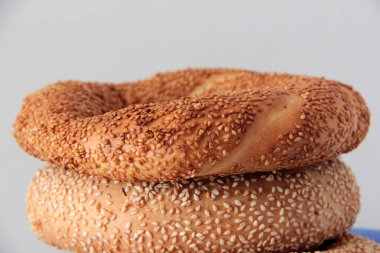 Sıcak ve taze susamlı simit.