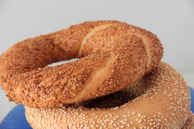 Sıcak ve taze susamlı simit.