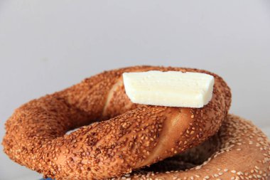 Sıcak ve taze susamlı simit.