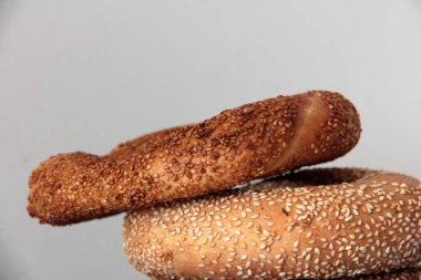 Sıcak ve taze susamlı simit.