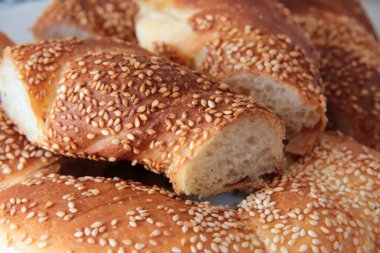 Sıcak ve taze susamlı simit.