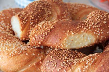 Sıcak ve taze susamlı simit.