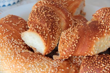 Sıcak ve taze susamlı simit.