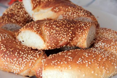 Sıcak ve taze susamlı simit.