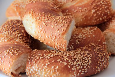 Sıcak ve taze susamlı simit.