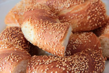 Sıcak ve taze susamlı simit.