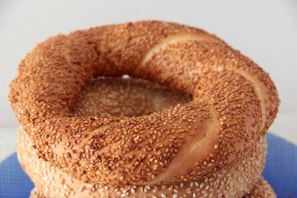 Sıcak ve taze susamlı simit.