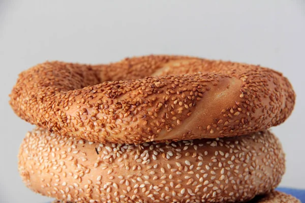 Sıcak ve taze susamlı simit.