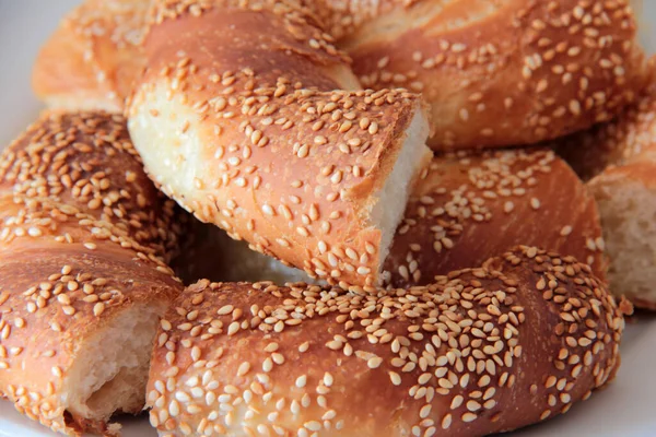 Sıcak ve taze susamlı simit.