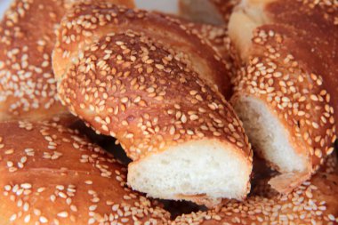Sıcak ve taze susamlı simit.