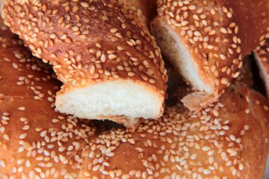 Sıcak ve taze susamlı simit.