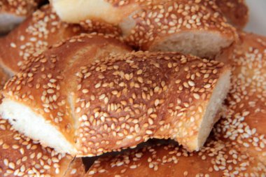 Sıcak ve taze susamlı simit.