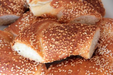 Sıcak ve taze susamlı simit.