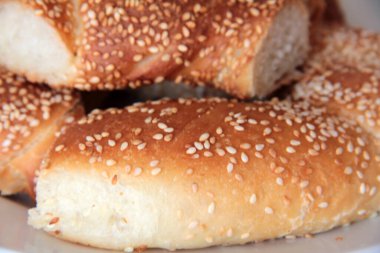 Sıcak ve taze susamlı simit.