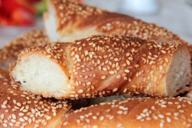 Sıcak ve taze susamlı simit.