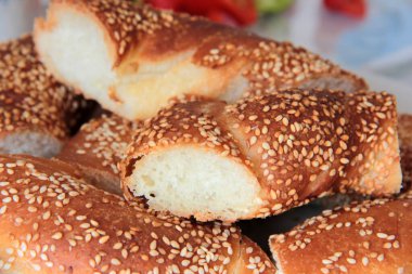 Sıcak ve taze susamlı simit.