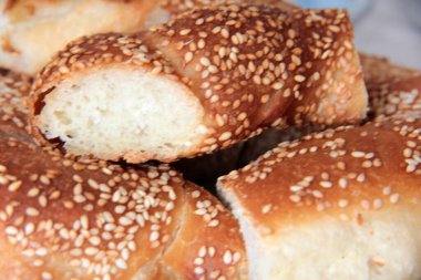 Sıcak ve taze susamlı simit.