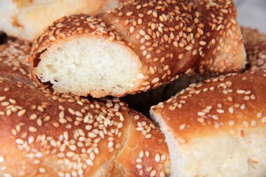 Sıcak ve taze susamlı simit.