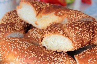 Sıcak ve taze susamlı simit.