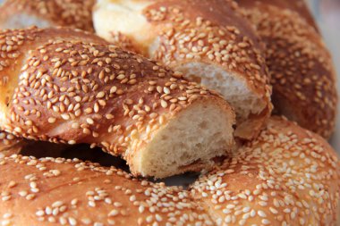 Sıcak ve taze susamlı simit.