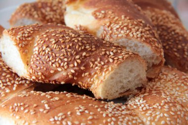 Sıcak ve taze susamlı simit.