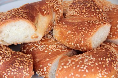 Sıcak ve taze susamlı simit.