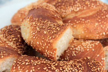 Sıcak ve taze susamlı simit.