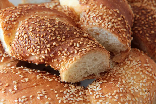 Sıcak ve taze susamlı simit.