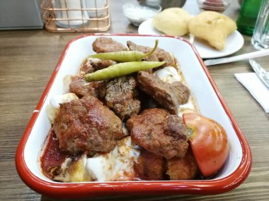 Lezzetli fileto eti ve tabakta salata.