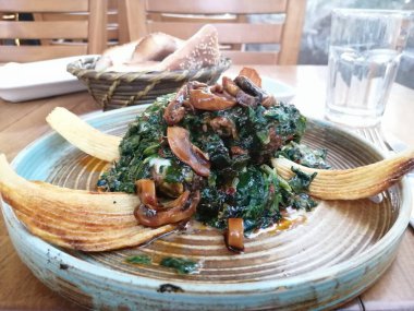 Lezzetli biftek, ıspanak ve mantar tabakta