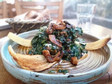 Lezzetli biftek, ıspanak ve mantar tabakta