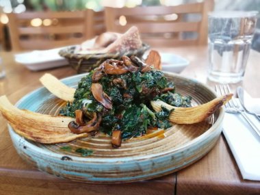 Lezzetli biftek, ıspanak ve mantar tabakta