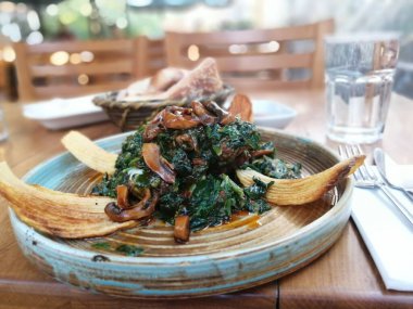 Lezzetli biftek, ıspanak ve mantar tabakta